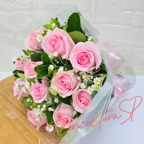 Buquê com 12 rosas cor de rosa